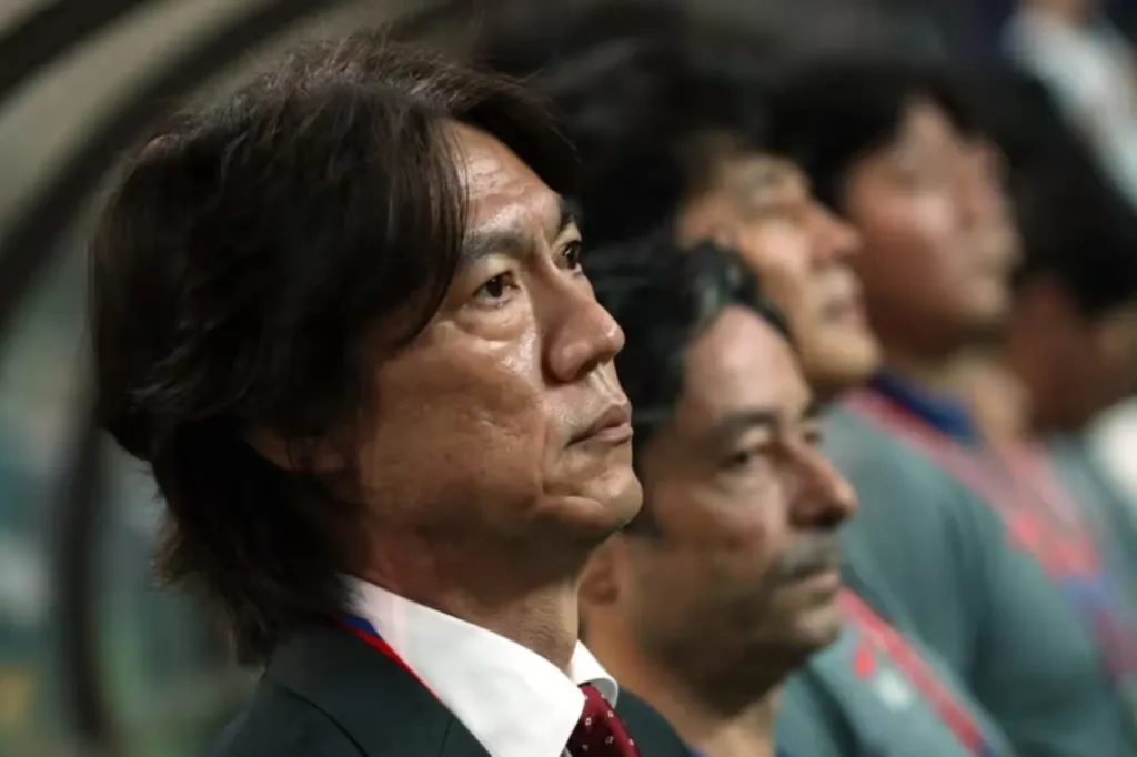 Hong Myung-bo đang là HLV trưởng của Hàn Quốc